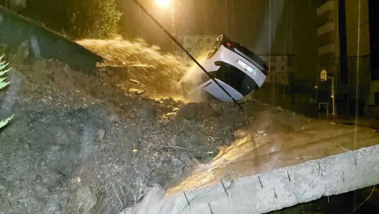 Samsun’da sağanak felaket getirdi! Çöken istinat duvarı araçları ezdi