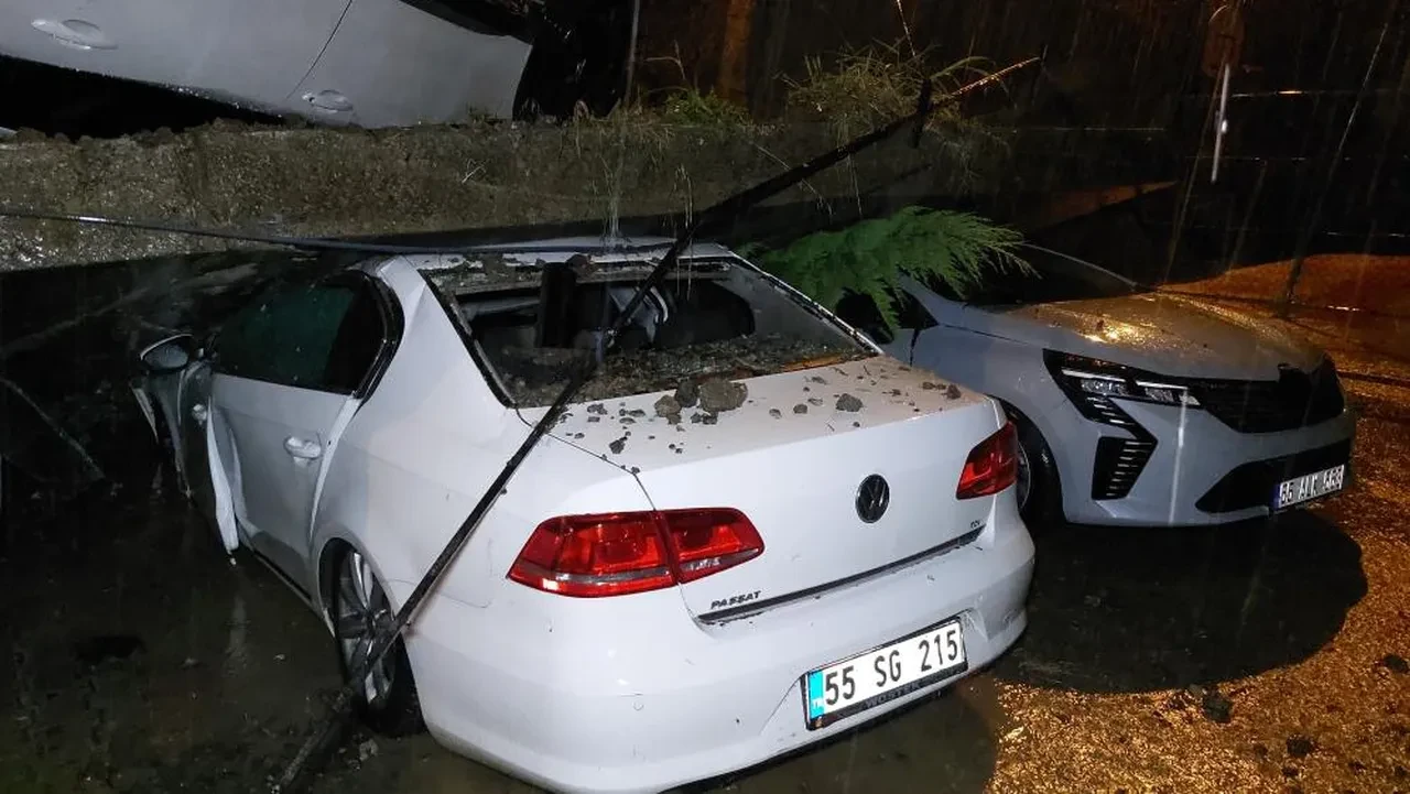 Samsun’da sağanak felaket getirdi! Çöken istinat duvarı araçları ezdi