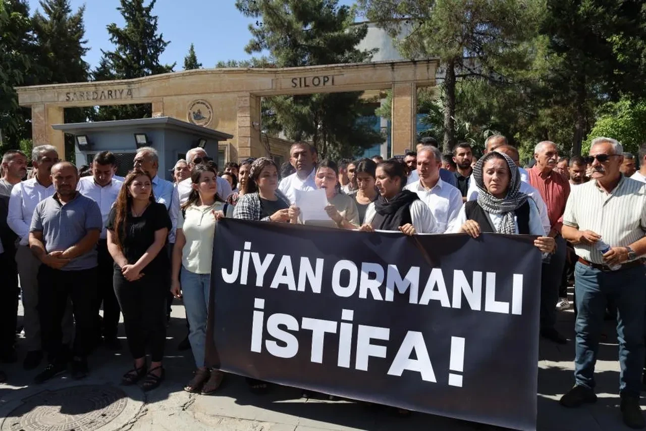 Silopi Belediye Başkanı'nın istifasını isteyip itiraz edene tekme tokat daldılar