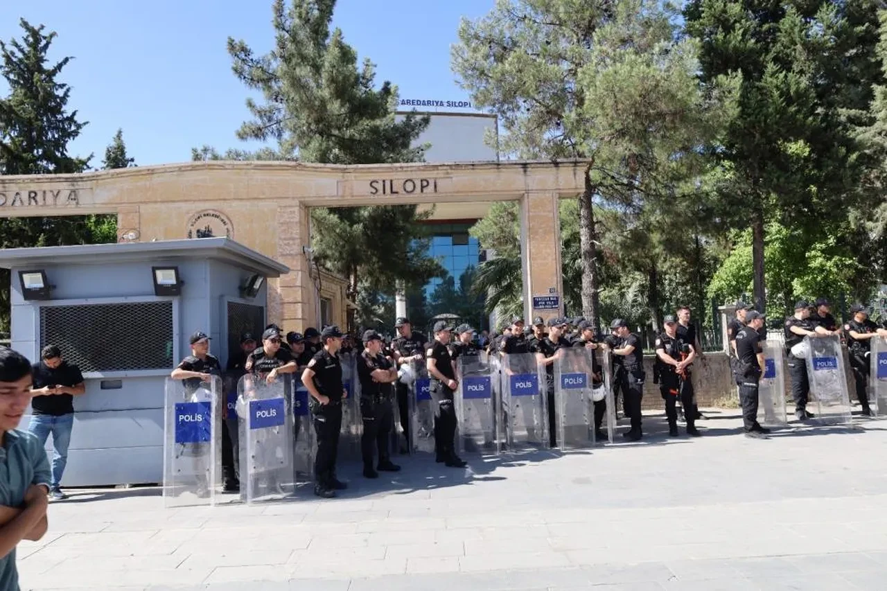 Silopi Belediye Başkanı'nın istifasını isteyip itiraz edene tekme tokat daldılar