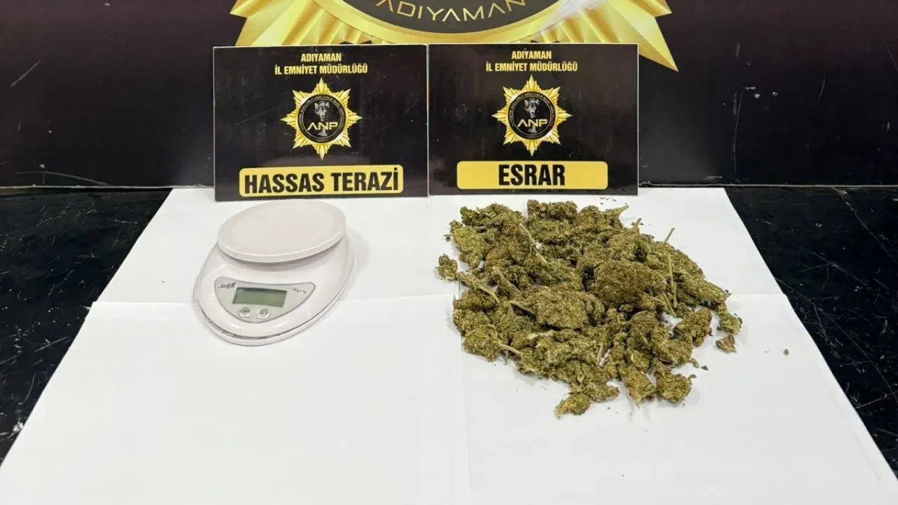 Şüpheli araçta uyuşturucu ele geçirildi: 3 gözaltı