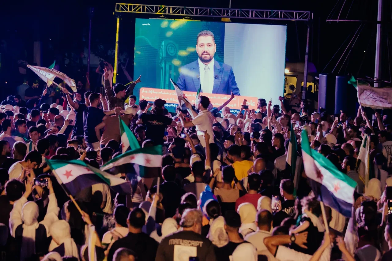 Suriye'de yeni dönem! Ulusal logo değişti, halk coşkuyla kutladı