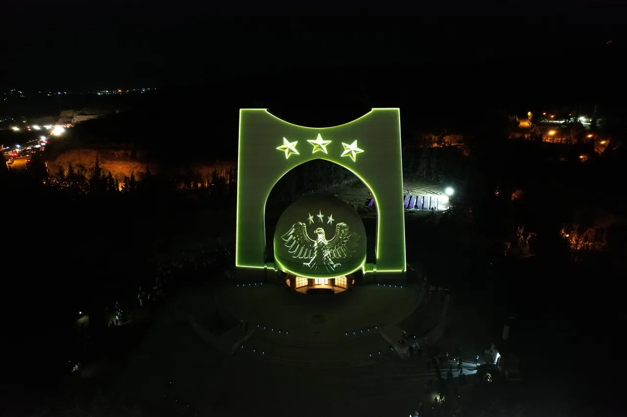 Suriye'de yeni dönem! Ulusal logo değişti, halk coşkuyla kutladı