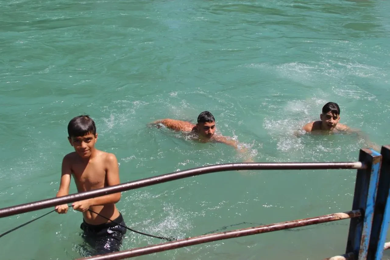 Tehlikeli eğlence! Sulama kanalında ölümle burun buruna