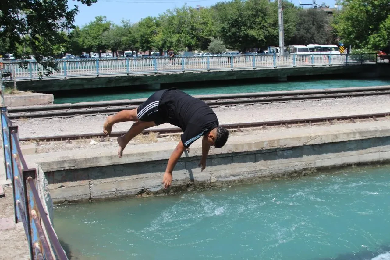 Tehlikeli eğlence! Sulama kanalında ölümle burun buruna