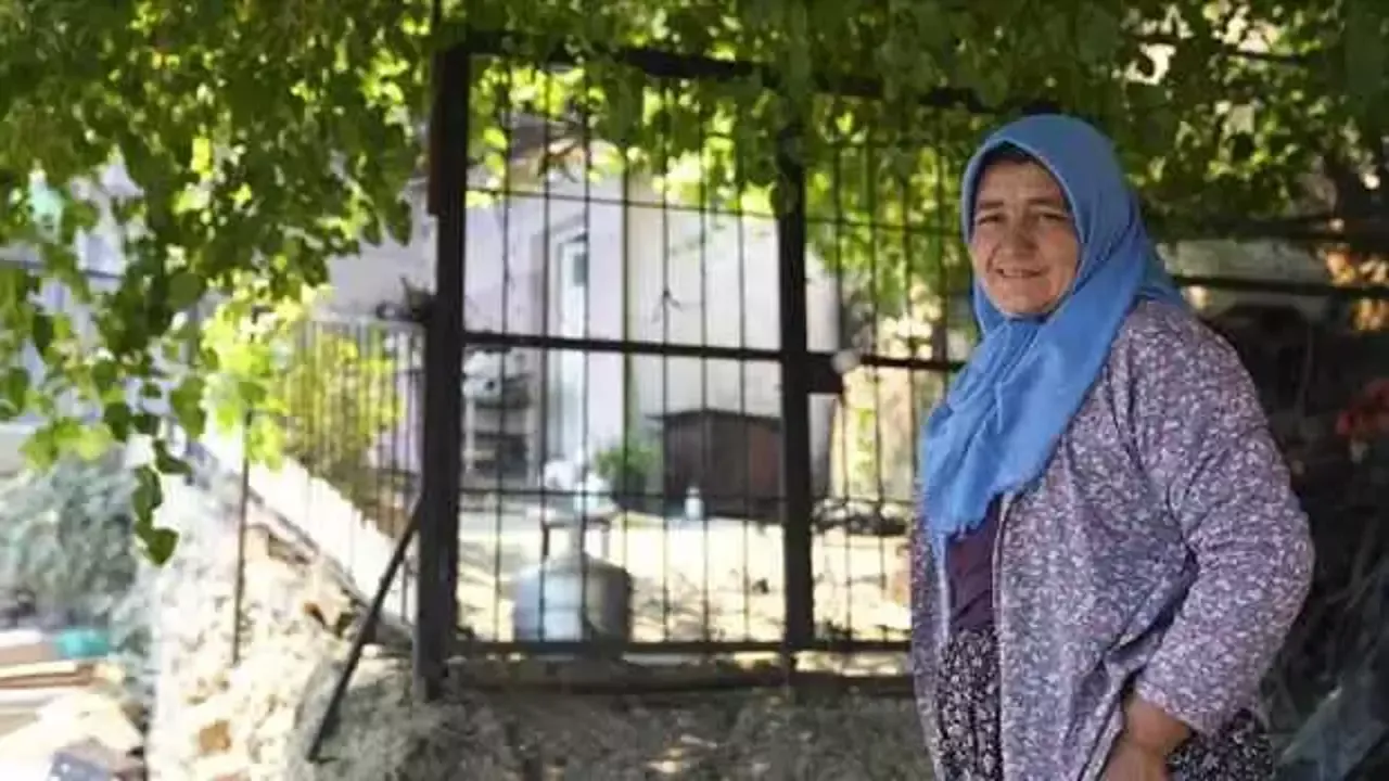 Yangının kahraman kadını! Mahallesini terk etmedi, evleri alevlerden korudu