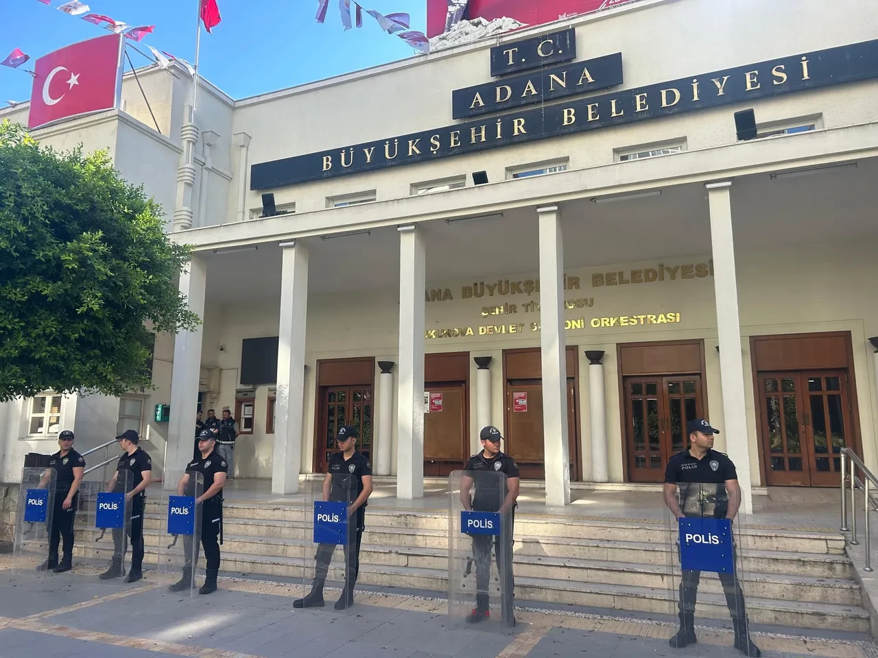 CHP'li belediyelere yolsuzluk operasyonu! Abdurrahman Tutdere, Zeydan Karalar gözaltında, Muhittin Böcek tutuklandı!