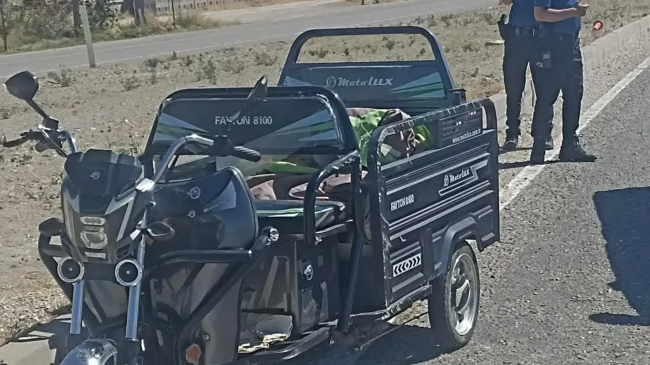 Ankara’da tırın sıkıştırdığı 3 tekerli motosiklet devrildi