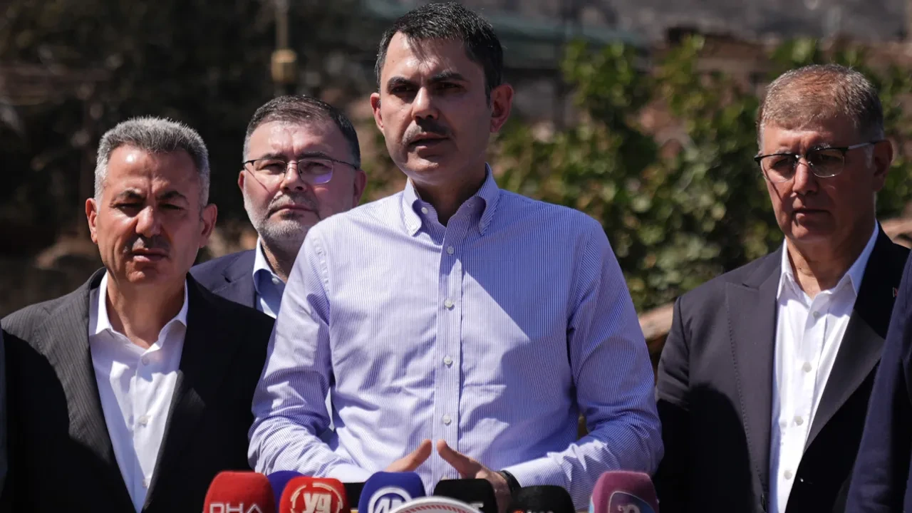 Bakan Kurum İzmir'de yangın bölgesinde! Konutların teslimi için tarih verdi