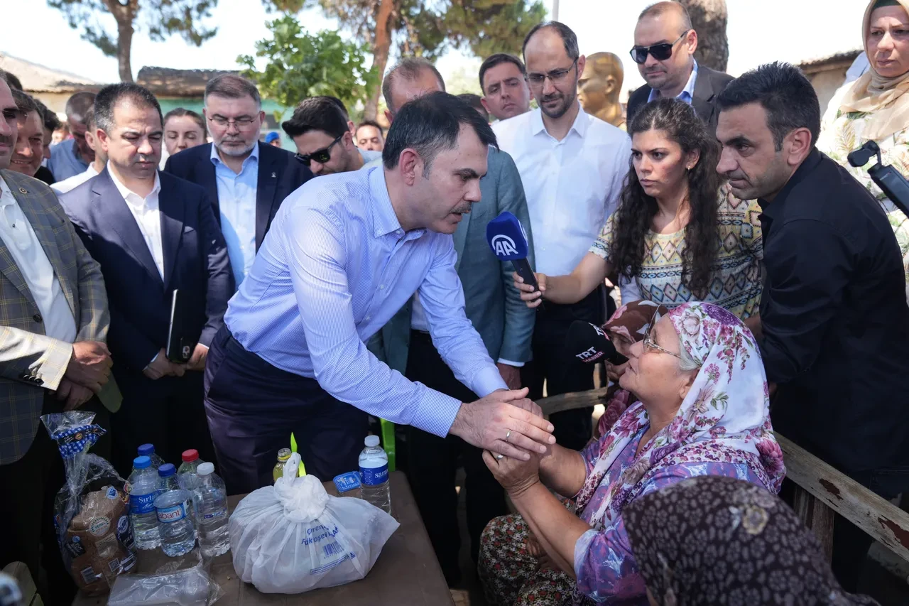 Bakan Kurum İzmir'de yangın bölgesinde! Konutların teslimi için tarih verdi
