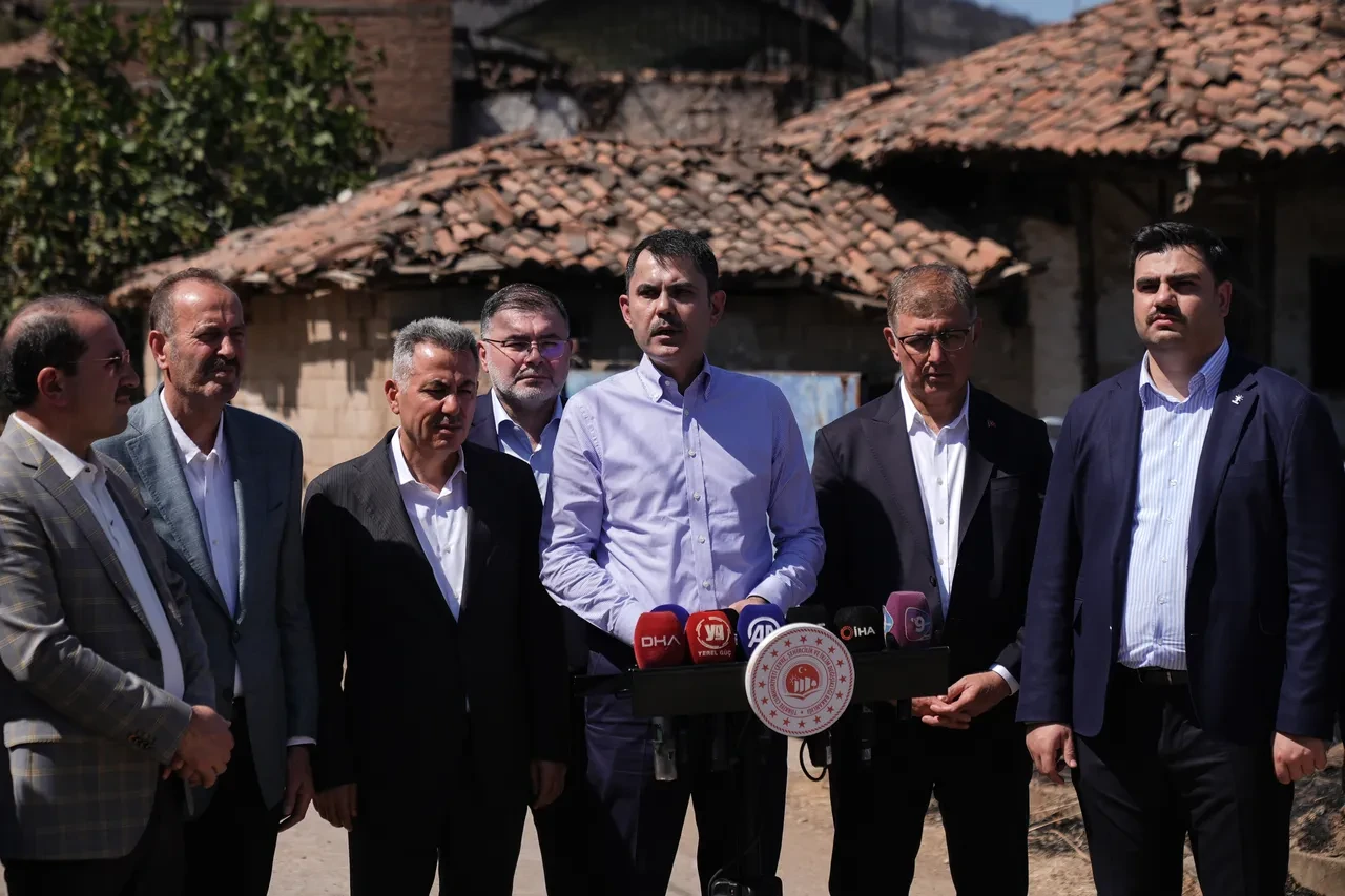 Bakan Kurum İzmir'de yangın bölgesinde! Konutların teslimi için tarih verdi