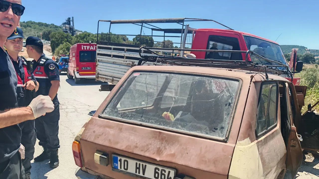 Balıkesir'de otomobil ile kamyonet çarpıştı: 8 yaralı