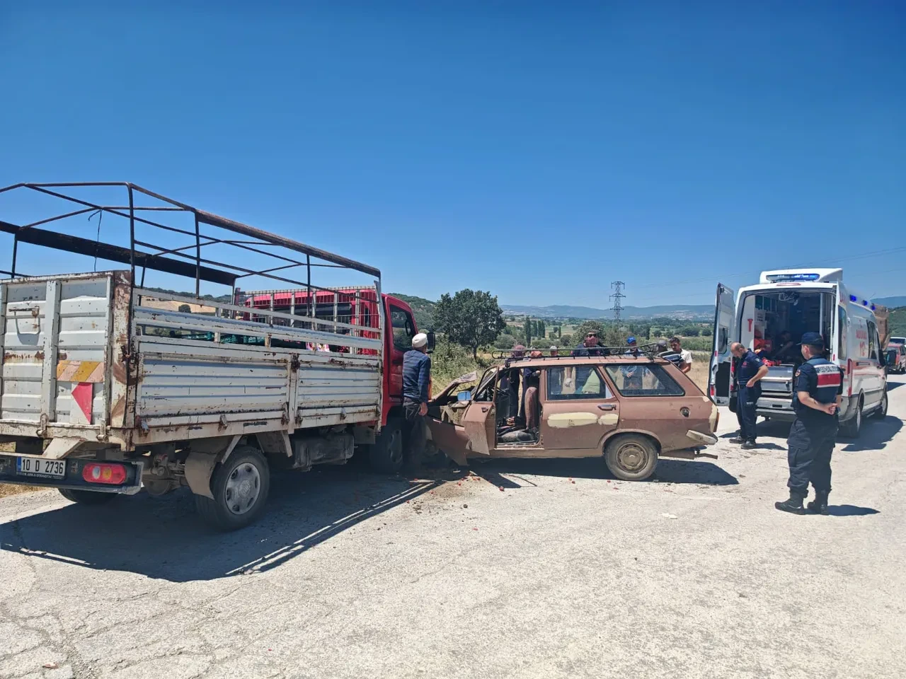 Balıkesir'de otomobil ile kamyonet çarpıştı: 8 yaralı