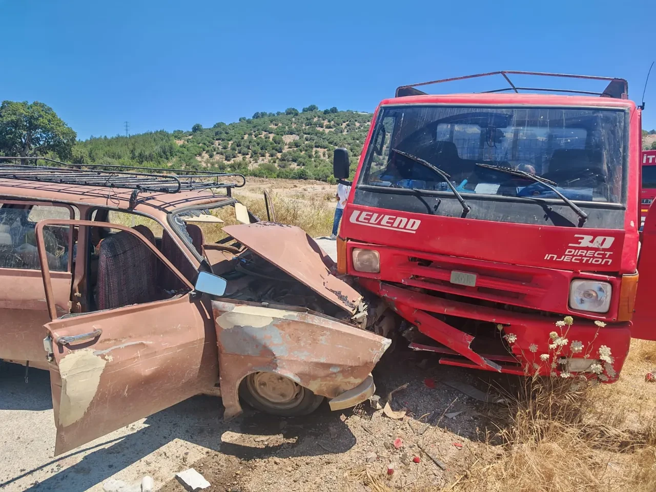 Balıkesir'de otomobil ile kamyonet çarpıştı: 8 yaralı