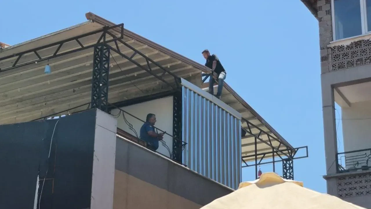 Belediye başkanı ve vali ile görüşmek için çatıya çıktı! İntihardan son anda vazgeçti