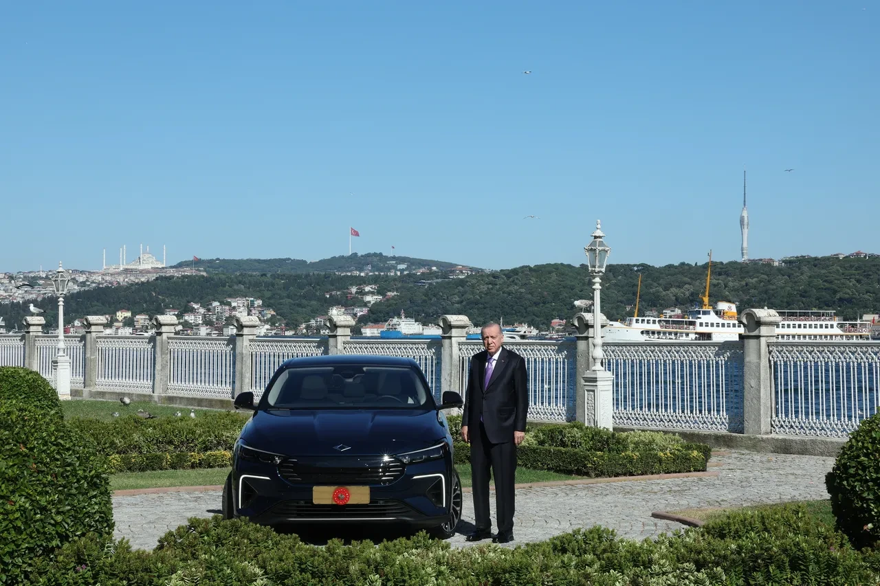 Cumhurbaşkanı Erdoğan Togg'un yeni modeli T10F'de deneme sürüşü yaptı!