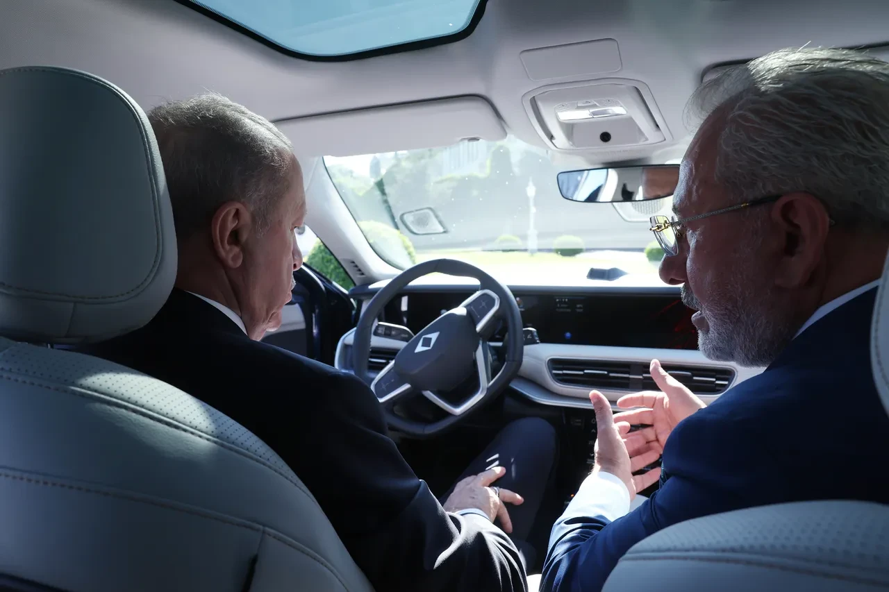 Cumhurbaşkanı Erdoğan Togg'un yeni modeli T10F'de deneme sürüşü yaptı!