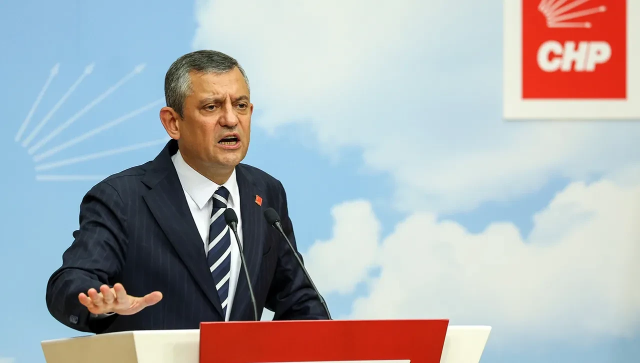 Cumhurbaşkanı Erdoğan'a uçakta sorulan soruları kim belirliyor? Özgür Özel'in iddiasına açıklama var