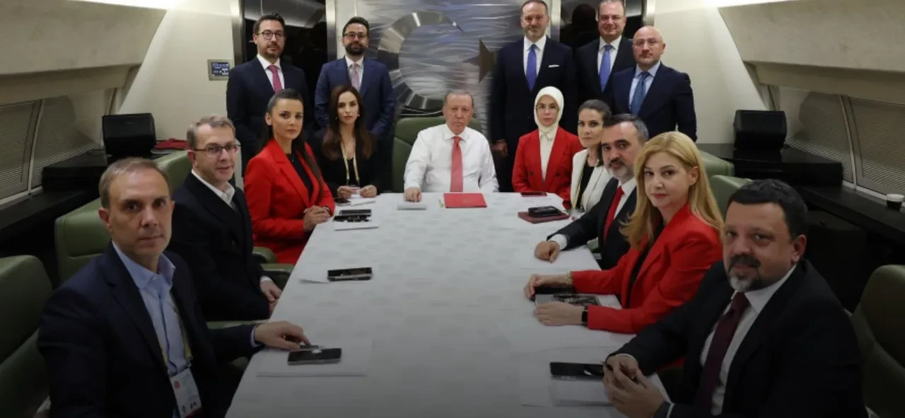 Cumhurbaşkanı Erdoğan'a uçakta sorulan soruları kim belirliyor? Özgür Özel'in iddiasına açıklama var