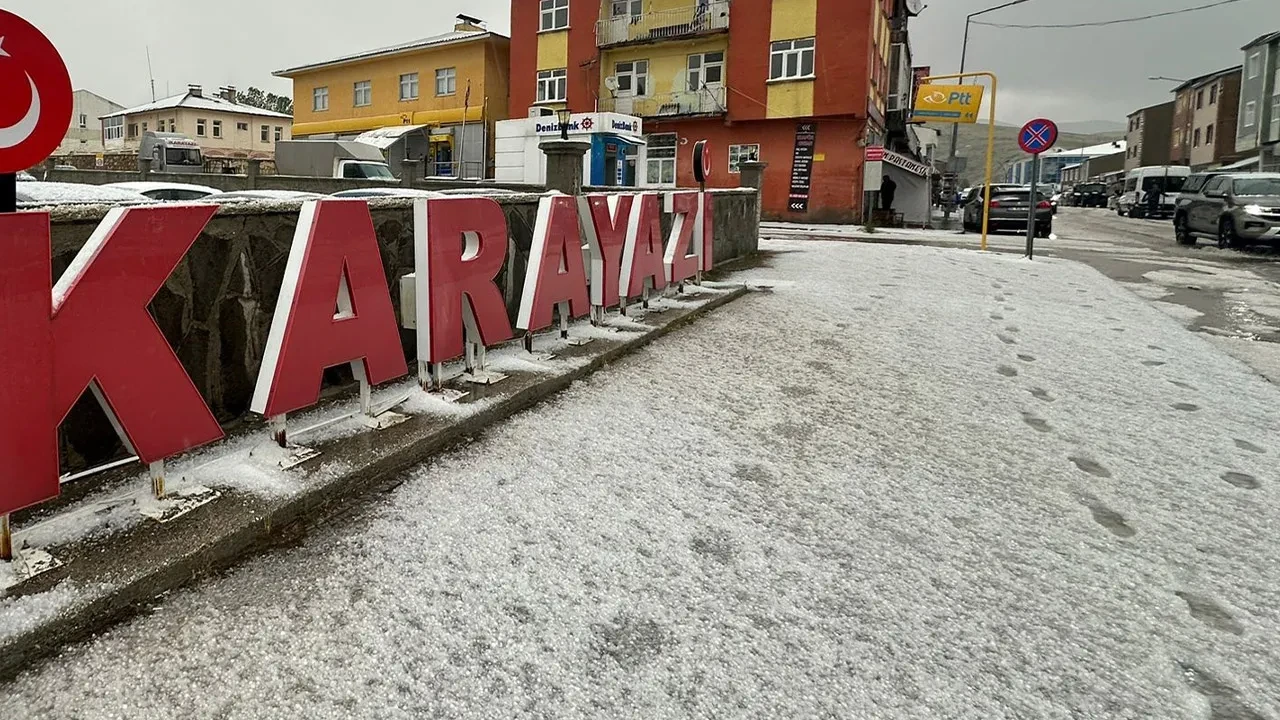 Erzurum'da dolu yağışı etkili oldu