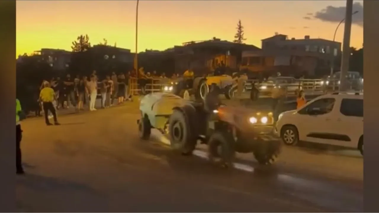 Hatay'da köylüler yangın bölgesine traktörlerle su taşıdı