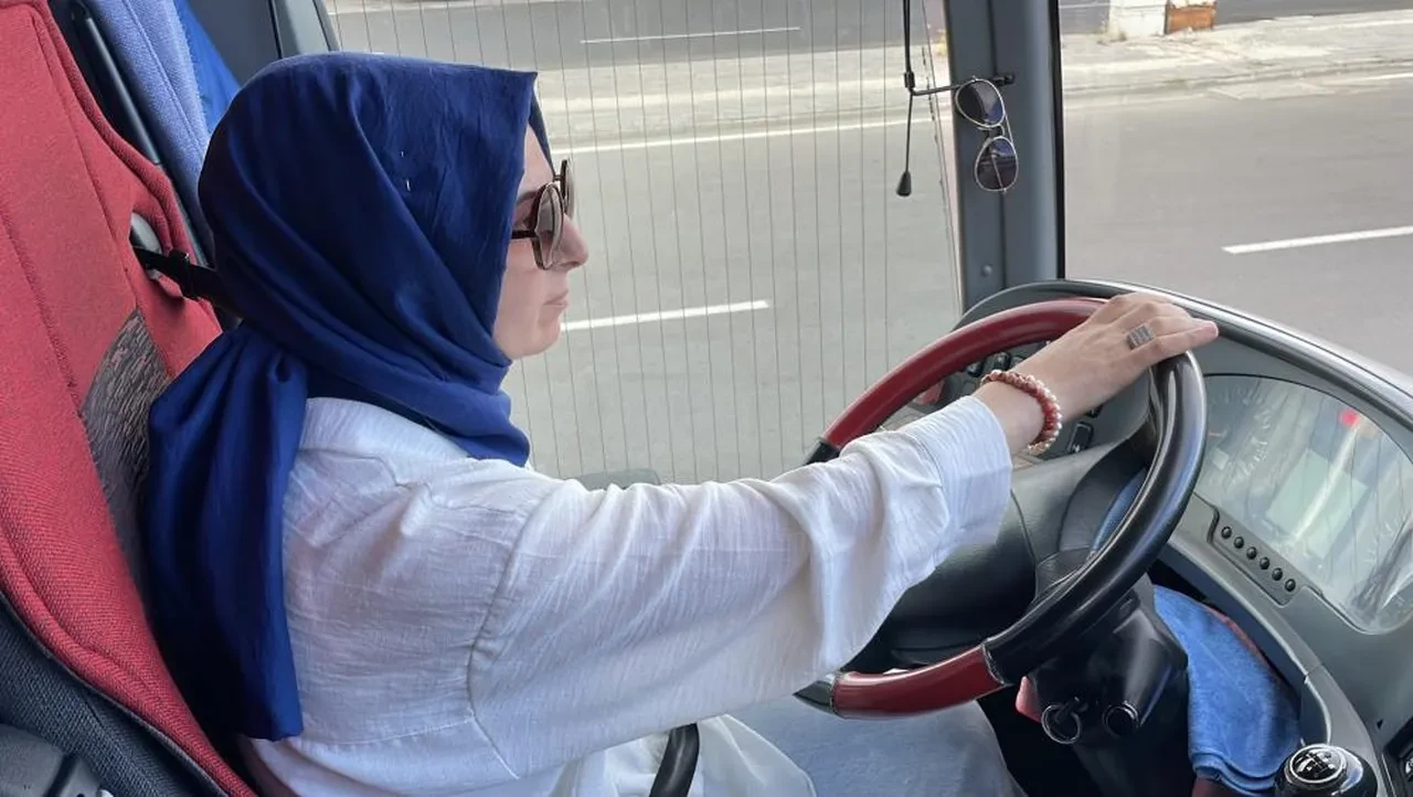 Hayalini gerçekleştirdi, kocası ile aynı otobüste şoförlük yapıyor