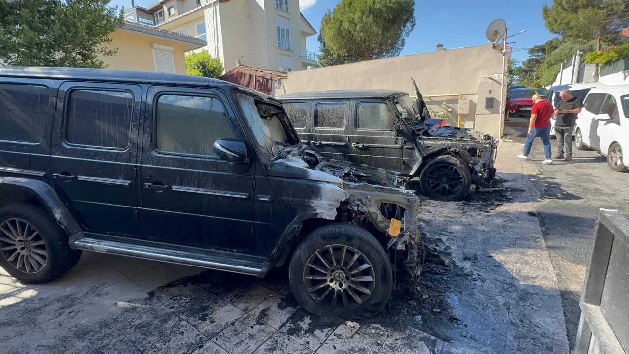 İstanbul'da milyonluk araçlar ateşe verildi