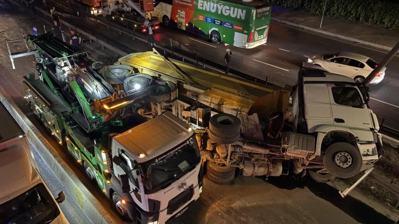 Kağıthane'de moloz yüklü kamyon devrildi: 1 yaralı