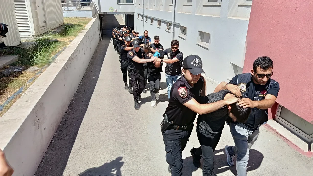 Kahve kutularındaki 825 kilo eroin şebekeyi ortaya çıkardı: 16 tutuklama