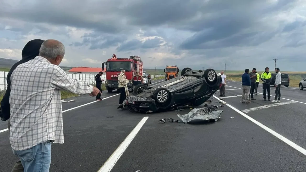 Kars'ta otomobil kamyona çarpıp takla attı