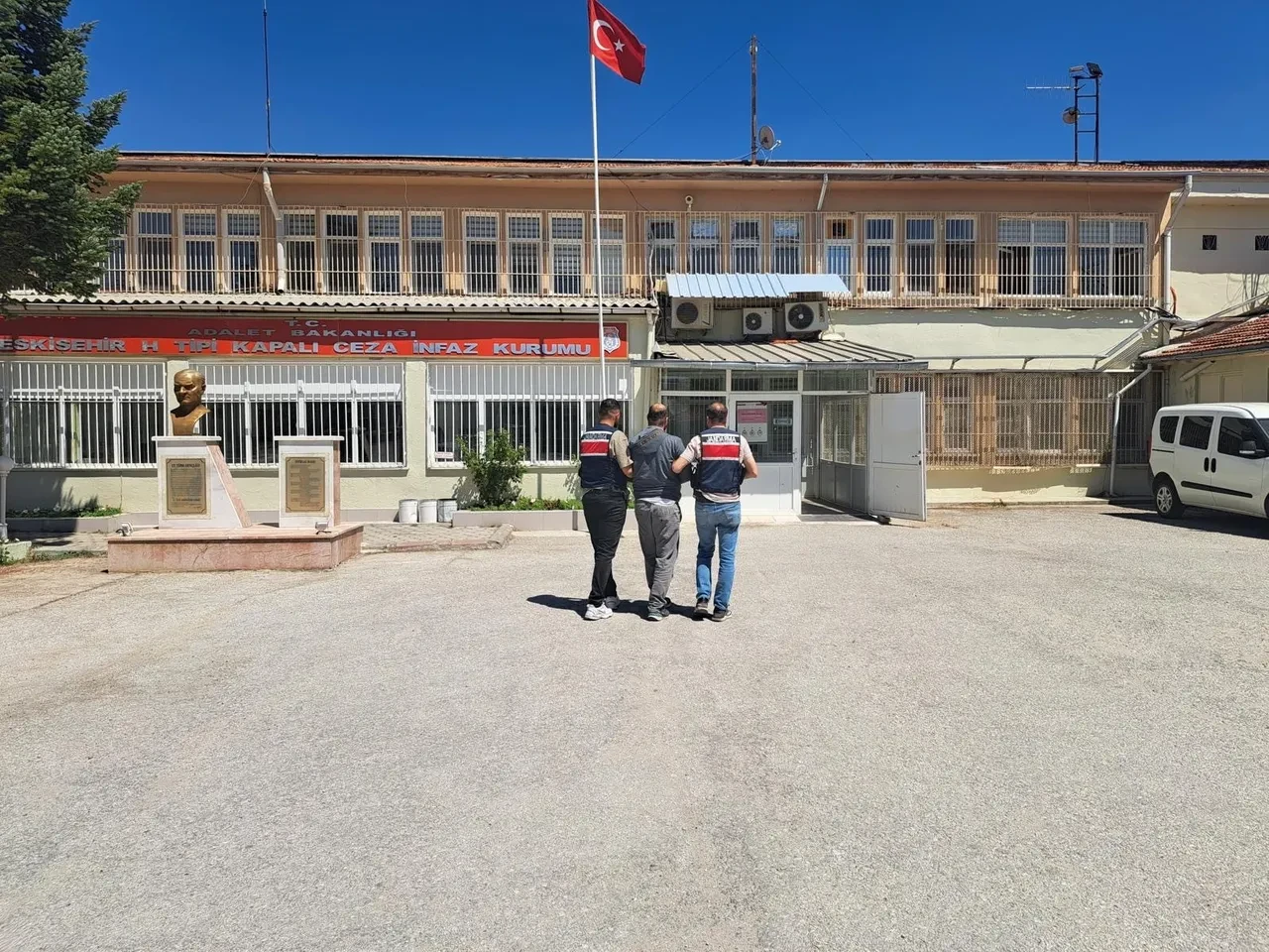 Kırmızı bültenle aranıyordu! Eskişehir'de kıskıvrak yakalandı