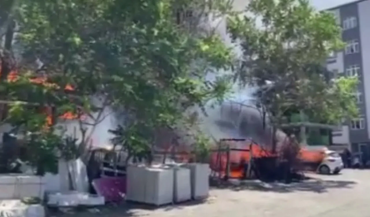 Küçükçekmece'de korku dolu anlar! Gecekondu yangını araçlara sıçradı!