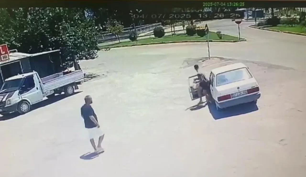 Marketten çıkıp Tofaş aracına bindi, 10 metre sonra dumana boğuldu