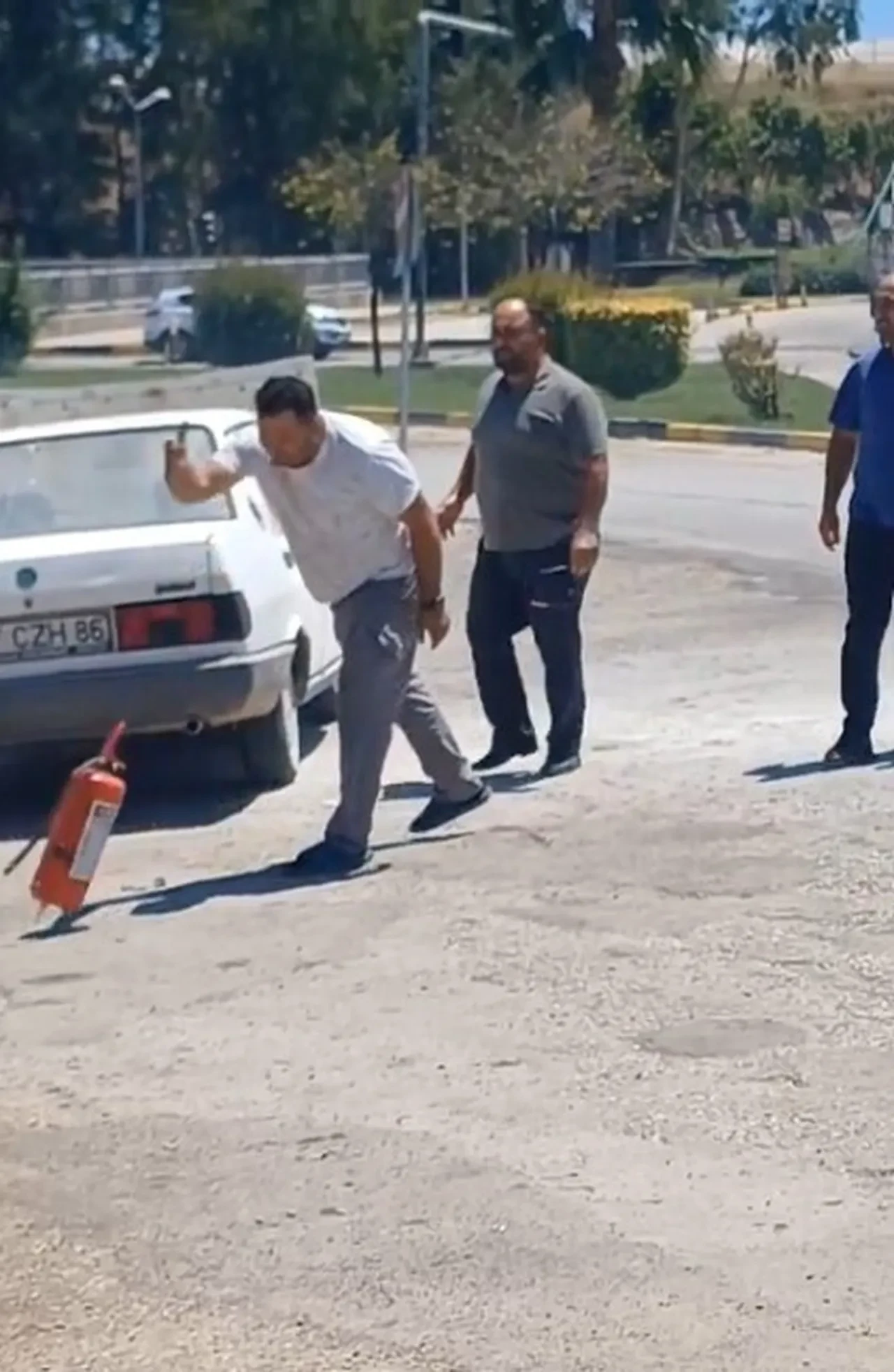 Marketten çıkıp Tofaş aracına bindi, 10 metre sonra dumana boğuldu