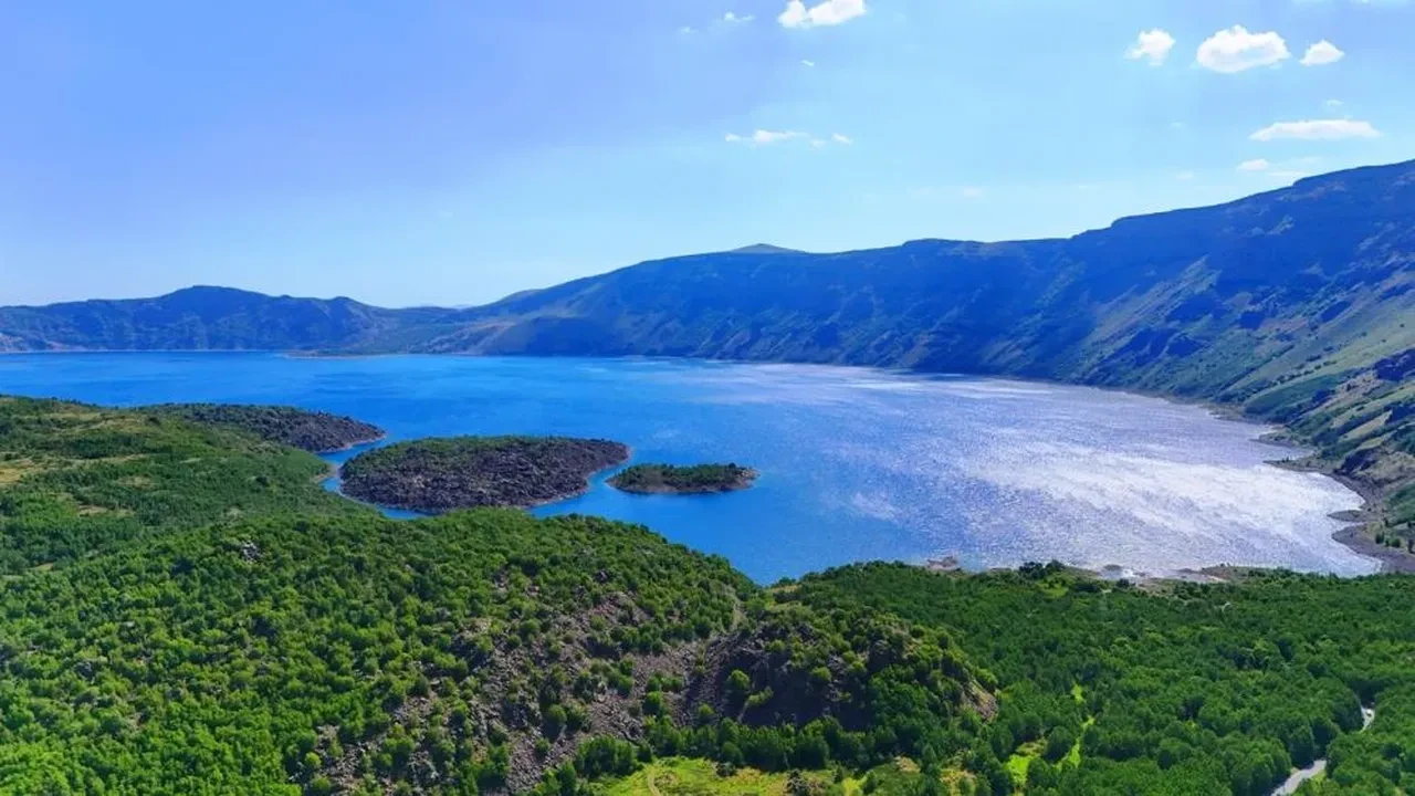Nemrut Kalderası'nda sıkı denetim: Gölden uzak durun, mangal ve gece konaklama yasak!