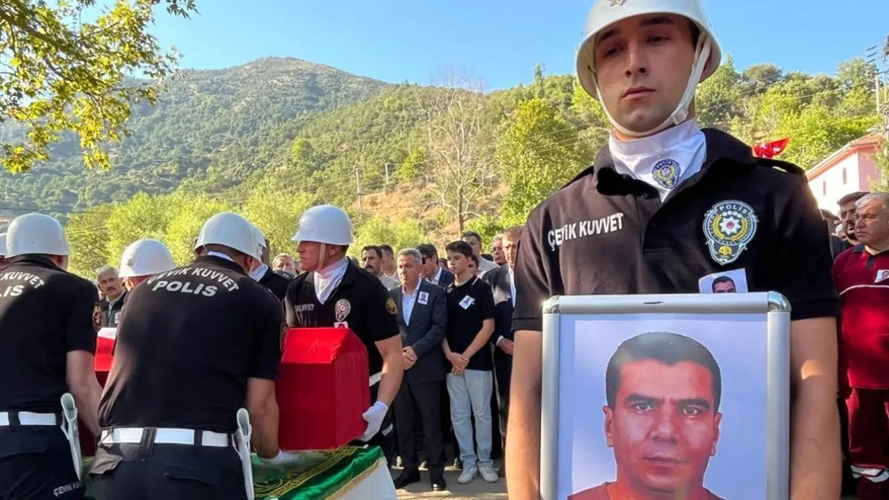 Ödemiş'teki yangında şehit olan orman işçisi Ragıp Şahin'e acı veda
