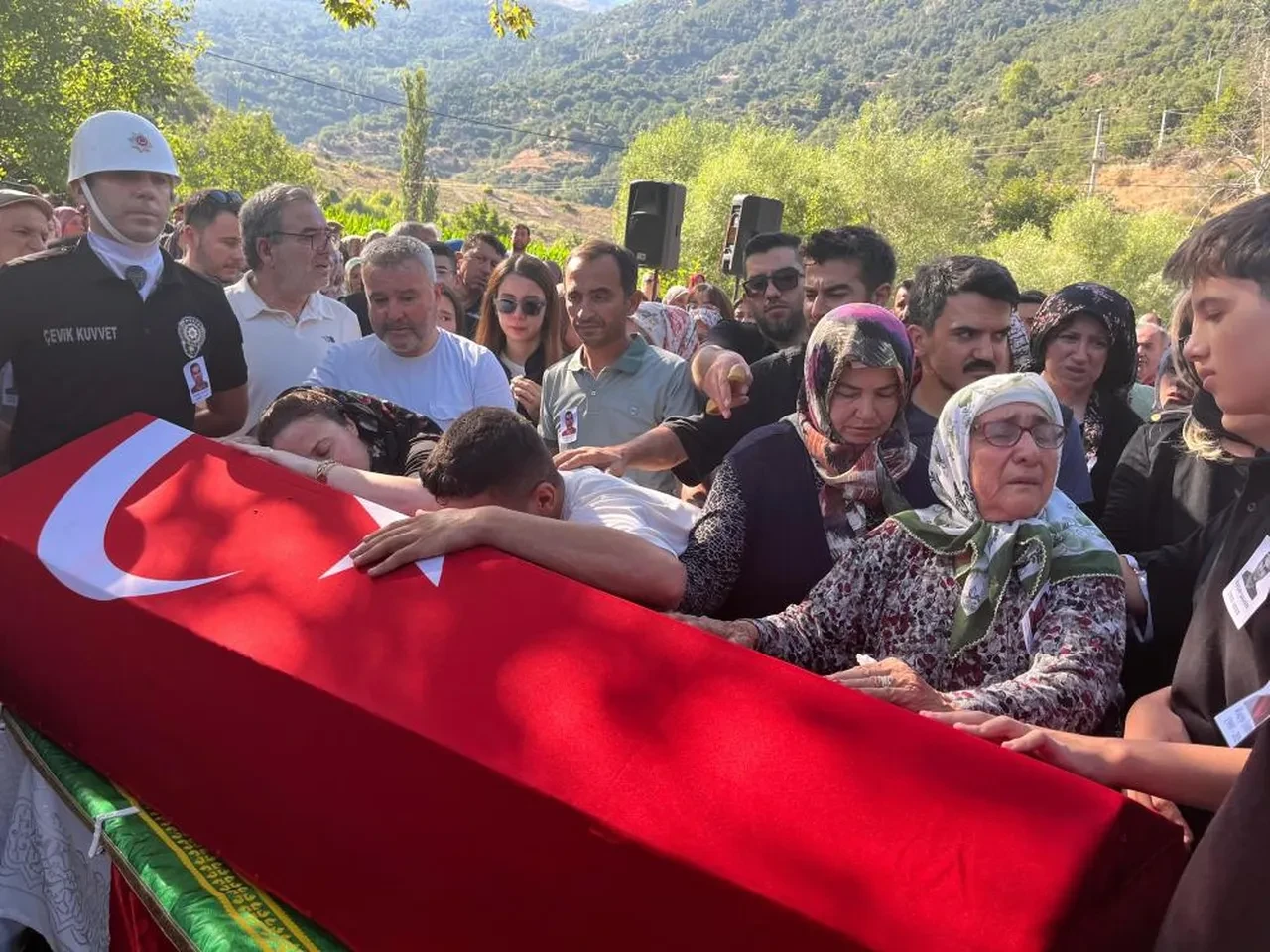 Ödemiş'teki yangında şehit olan orman işçisi Ragıp Şahin'e acı veda