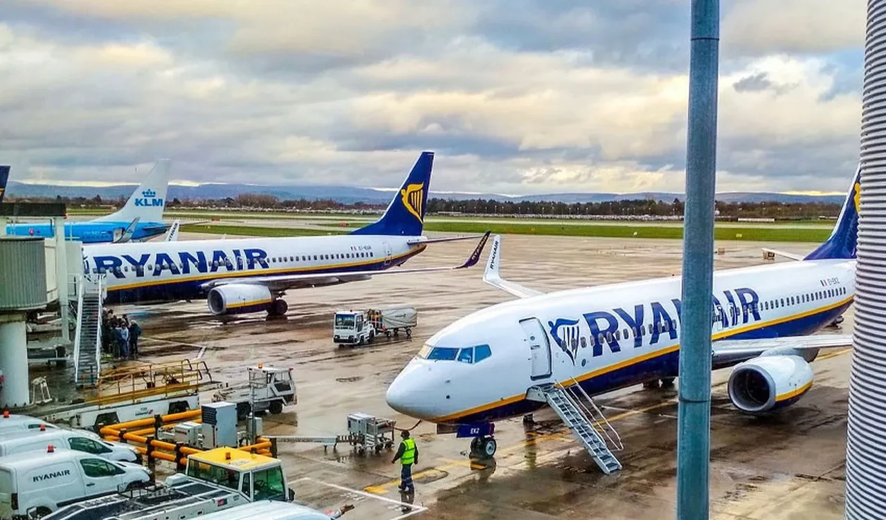 Uçakta yangın paniği! Yolcular uçağın kanadından atladı