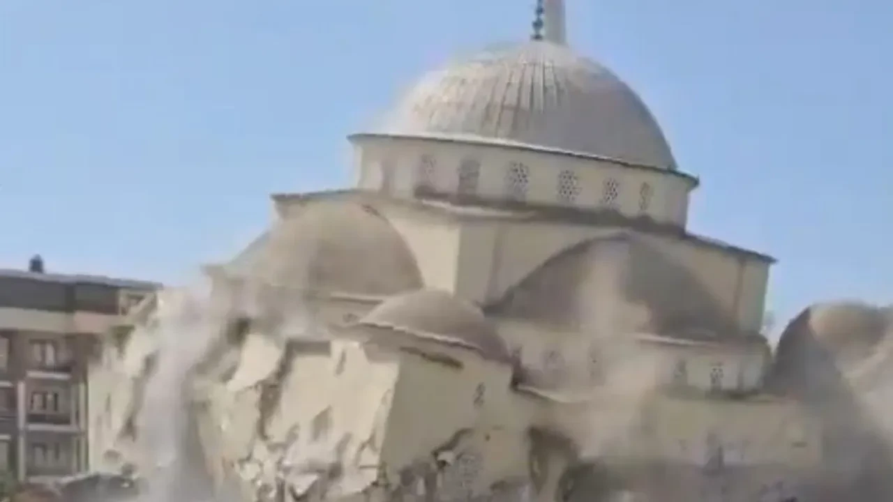 Van'da yarım asırlık cami böyle yıkıldı
