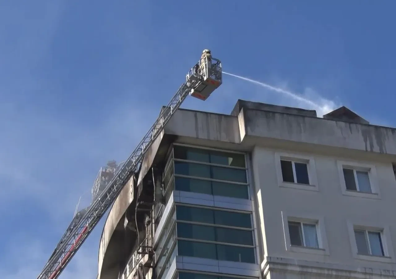 Beylikdüzü'nde yangın! Bina alevler içinde kaldı