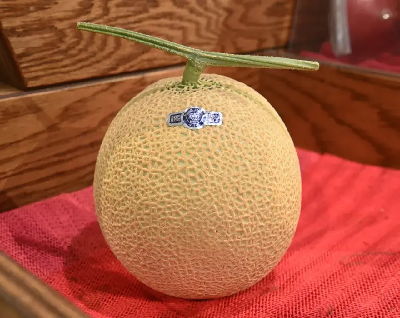 Bu kavunun fiyatı dudak uçuklatıyor! 'Kraliyet sınıfı' meyve özel kutusunda satılıyor