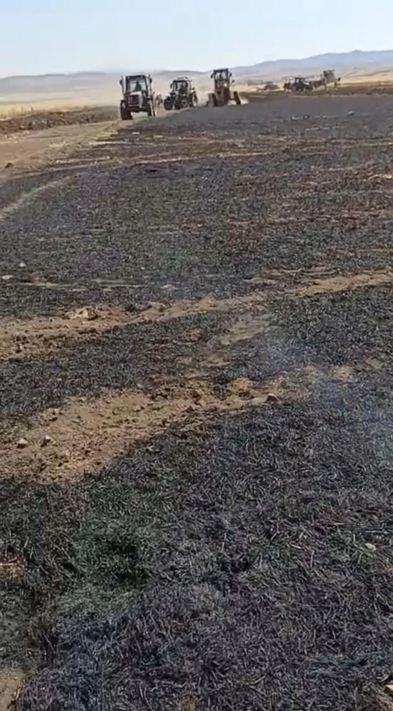 Burdur'da arazi yangını: Köylüler imece usulüyle söndürdü!