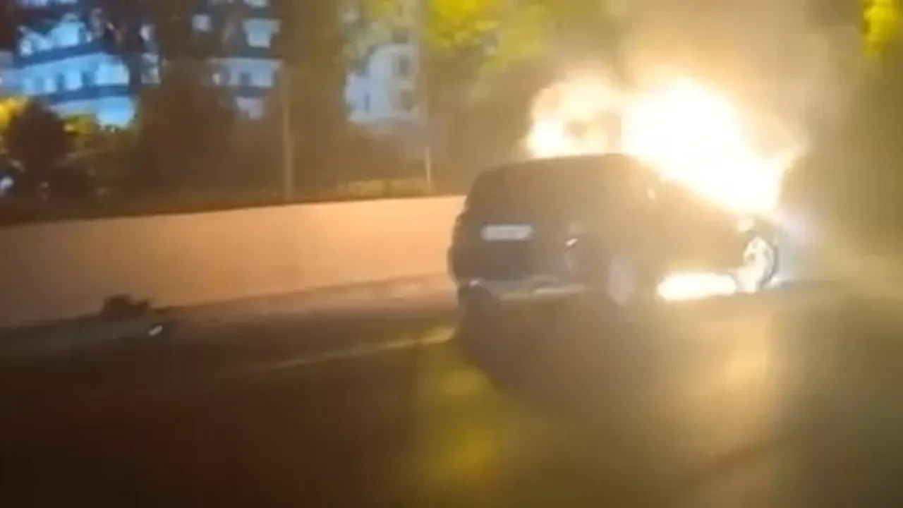 Otomobil yolun ortasında alev alev yandı