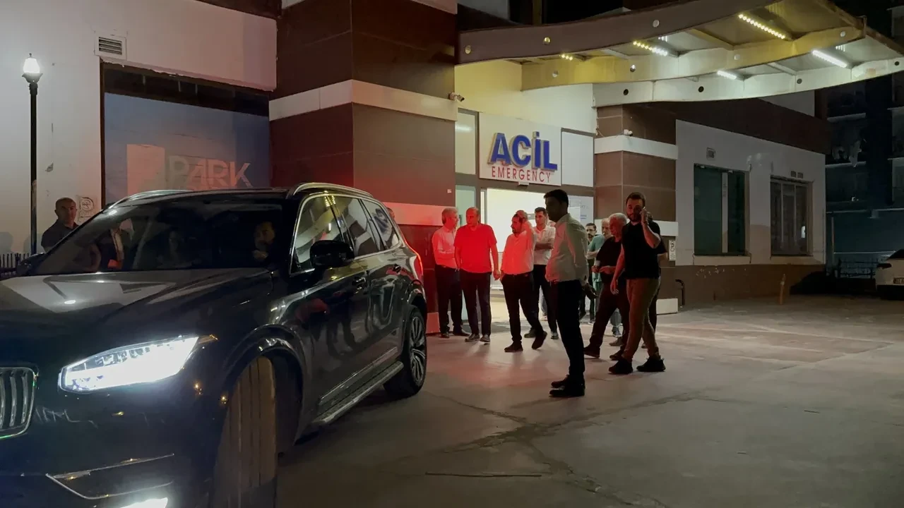 CHP'li Murat Emir sahneden düşüp hastanelik oldu! Omurgasında kırıklar var