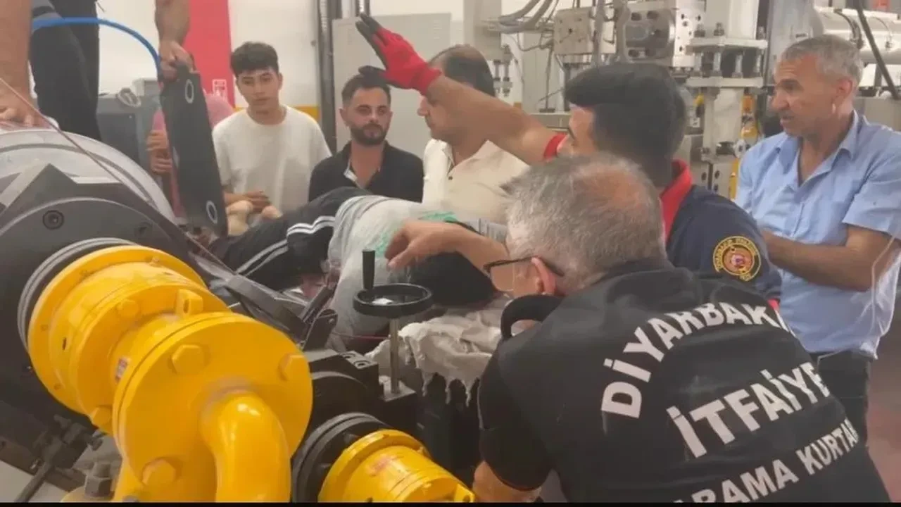Diyarbakır’da elini makineye kaptıran işçiyi, itfaiye ve sağlık ekipleri kurtardı! 