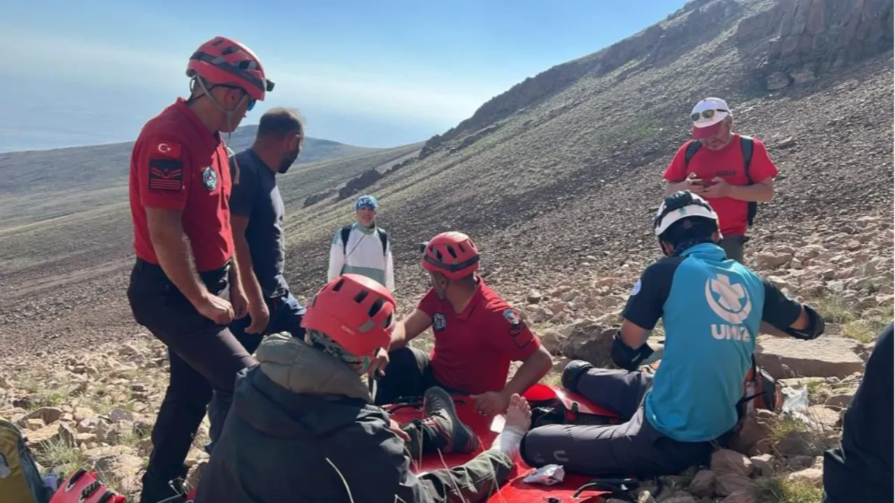 Erciyes'te zirve dönüşü kabusa döndü: 8 saatlik nefes kesen operasyon!