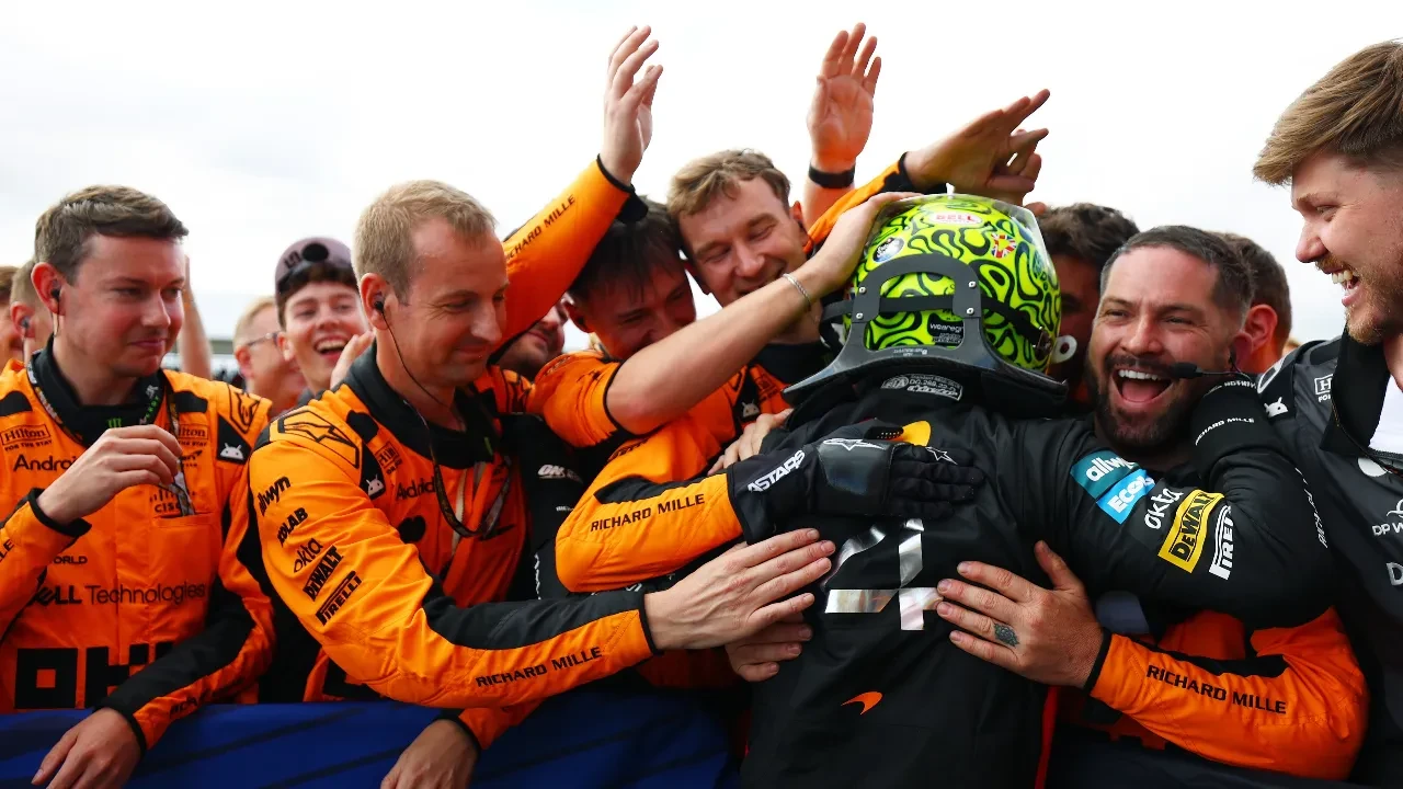 /spor/formula-1de-lando-norris-firtinasi-ulkesinde-de-kazandi-3232325