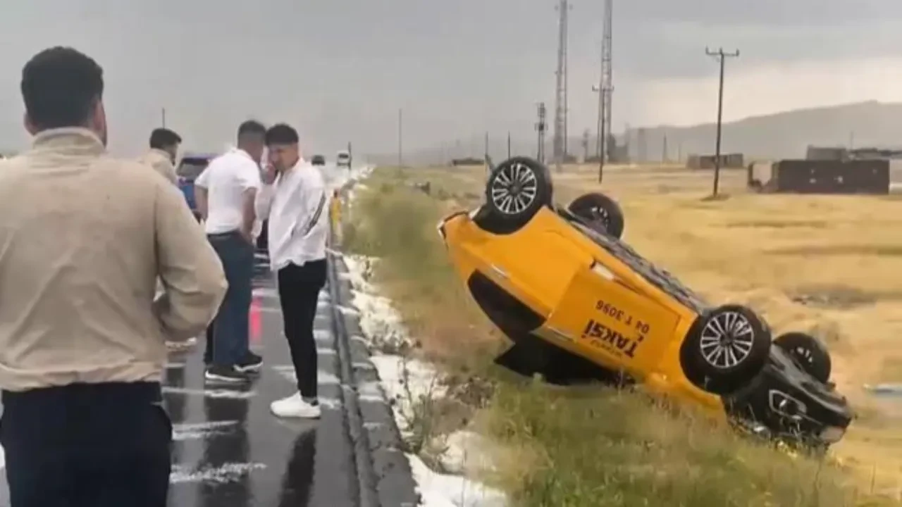Iğdır-Doğubayazıt yolunda dolu faciası! metrelerce savrulup kaza yaptı 