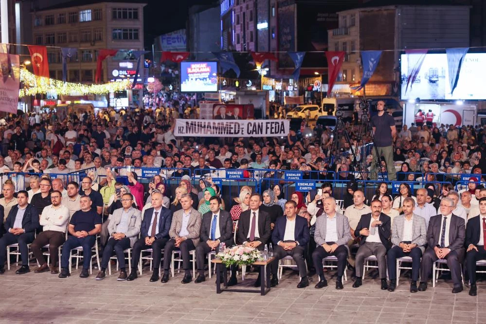 Esenler’de naat gecesi kalpleri birleştirdi!