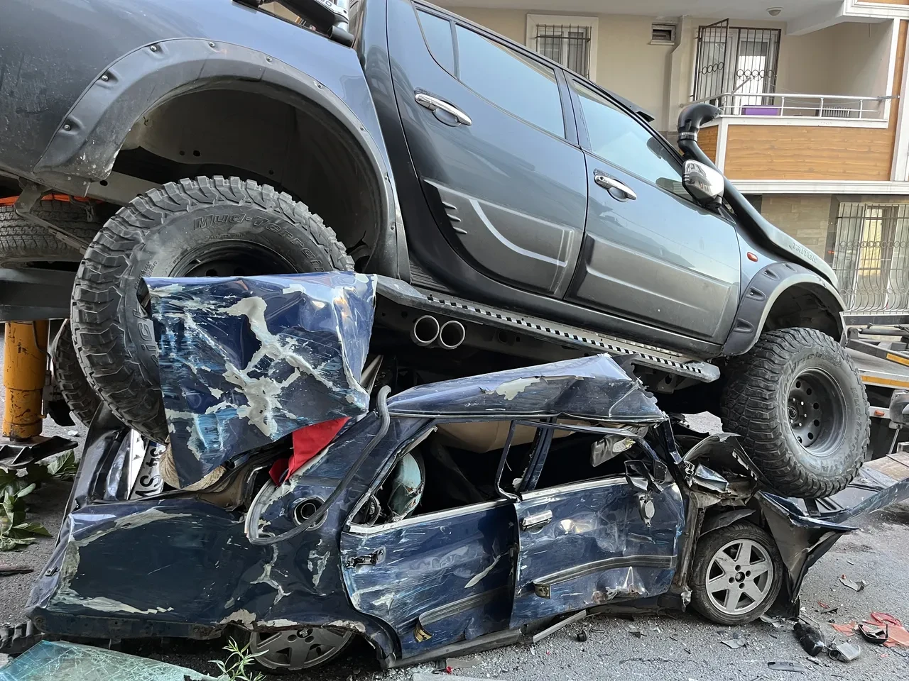 İstanbul'da vinç dehşeti! 23 aracı ezip geçti